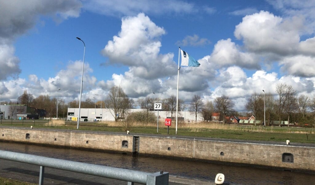 Schippers passeren nu kilometerbord 27 bij de Oostersluis in Groningen.