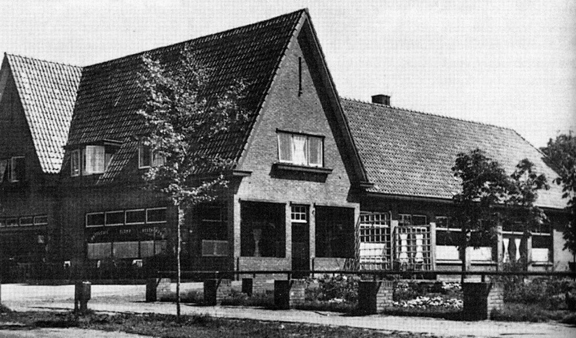 Café-bakkerij Slomp werd onder leiding van generaal-majoor Böttger ingericht en gebruikt als commandopost. Nu zit hier Abdij de Westerburcht.
