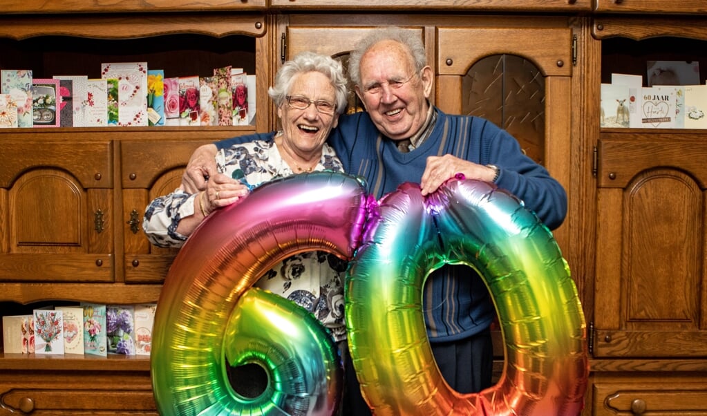 Antje en Dienko Gorter uit Borger hebben het na zestig jaar nog steeds leuk met elkaar. (foto: Auniek Klijnstra)