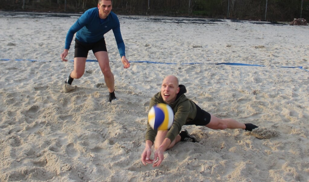 Leden van VC Oostermoer zijn na lange tijd weer aan het volleyballen.