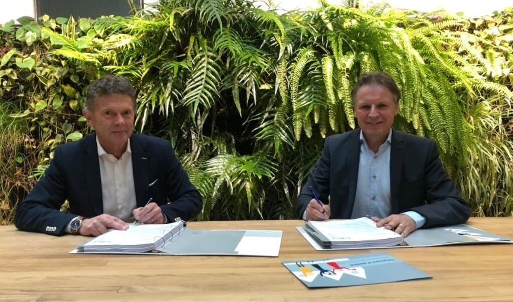 Wim Oudendorp (Heijmans) en Pieter Witzenburg (Lefier) ondertekenen de overeenkomst.