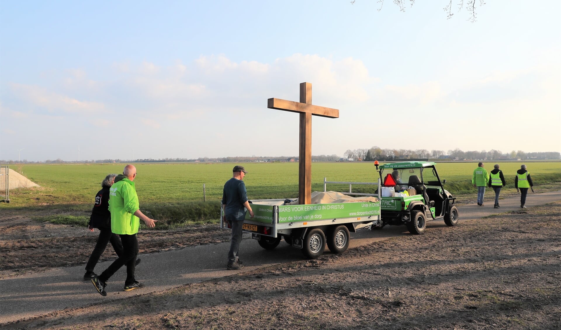 Het 3,5 meter grote kruis van Dorpentocht 316 is onderweg naar Gieterveen