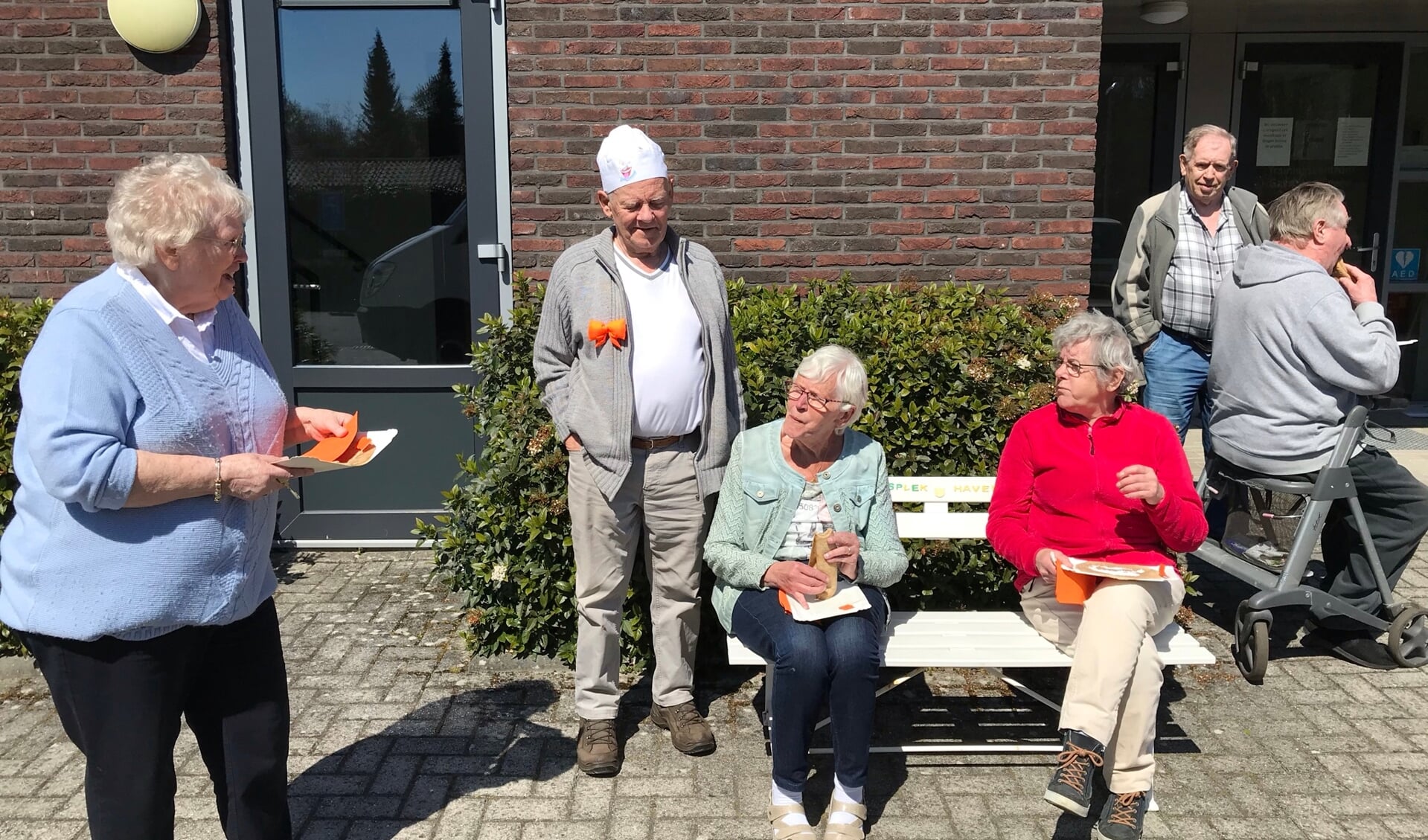 Senioren uit Gasselternijveen genieten van pannenkoeken op Koningsdag. 