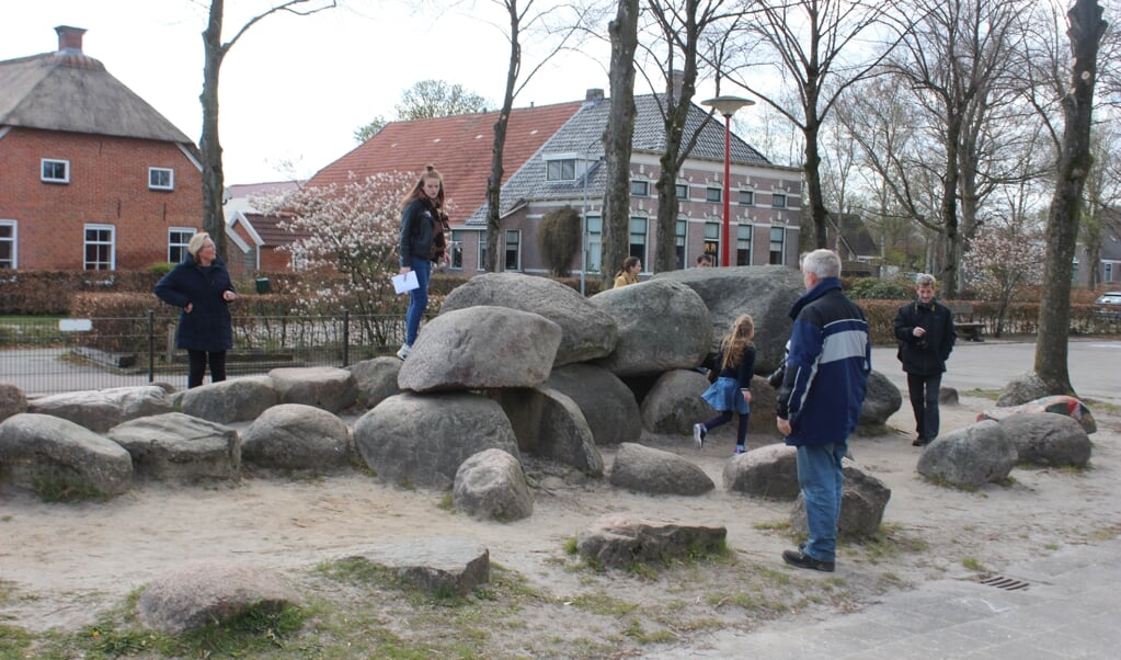 Het tellen van de stenen van het hunebed van de Bonnerschool bleek een lastige opgave.