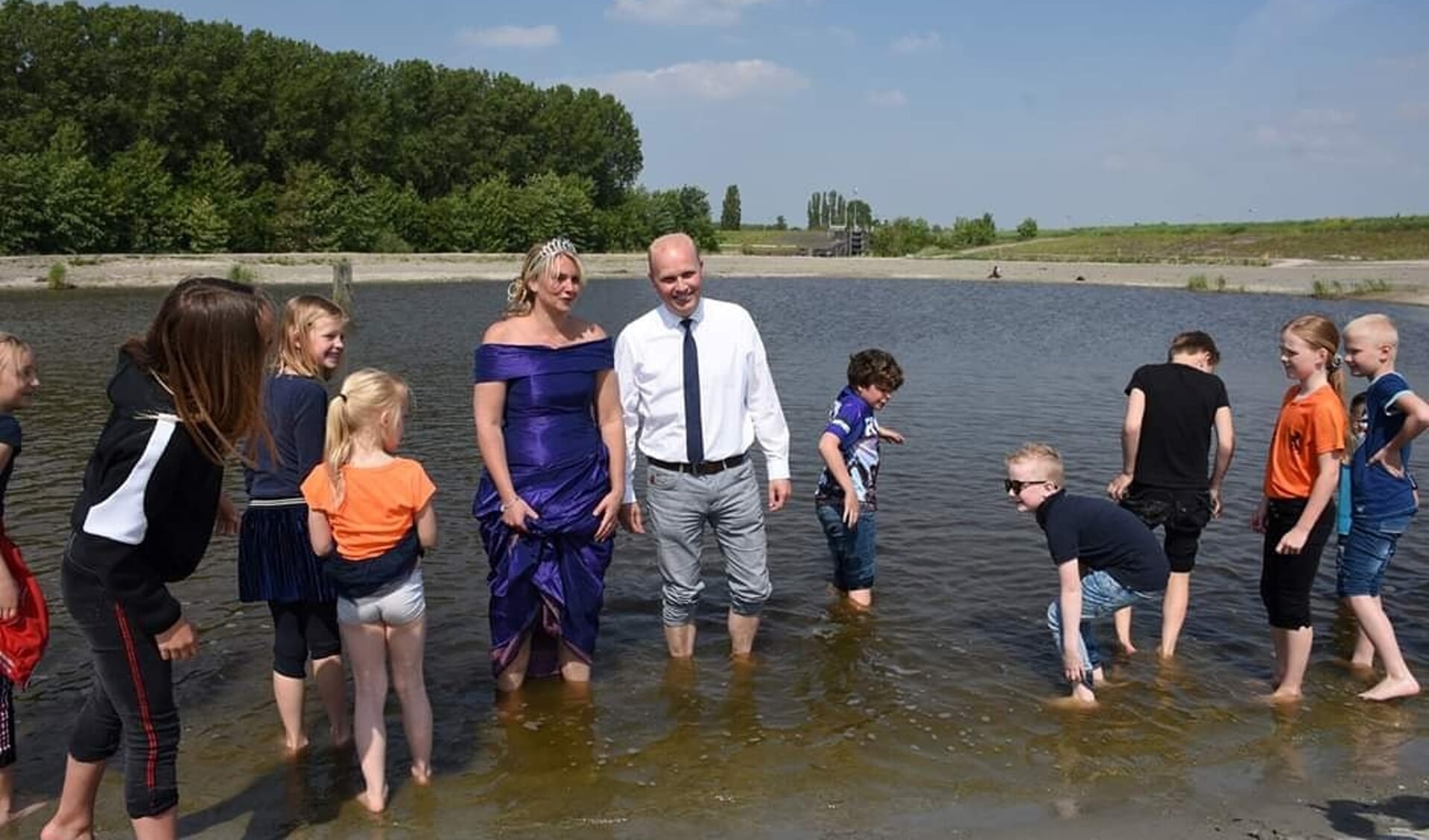 Toenmalig wethouder Harmannus Blok van de gemeente Het Hogeland opende samen met garnalenkoningin Reliejanne Smit en schoolkinderen bijna twee jaar geleden  al pootjebadend  de zwemplas en het strand in Zoutkamp.