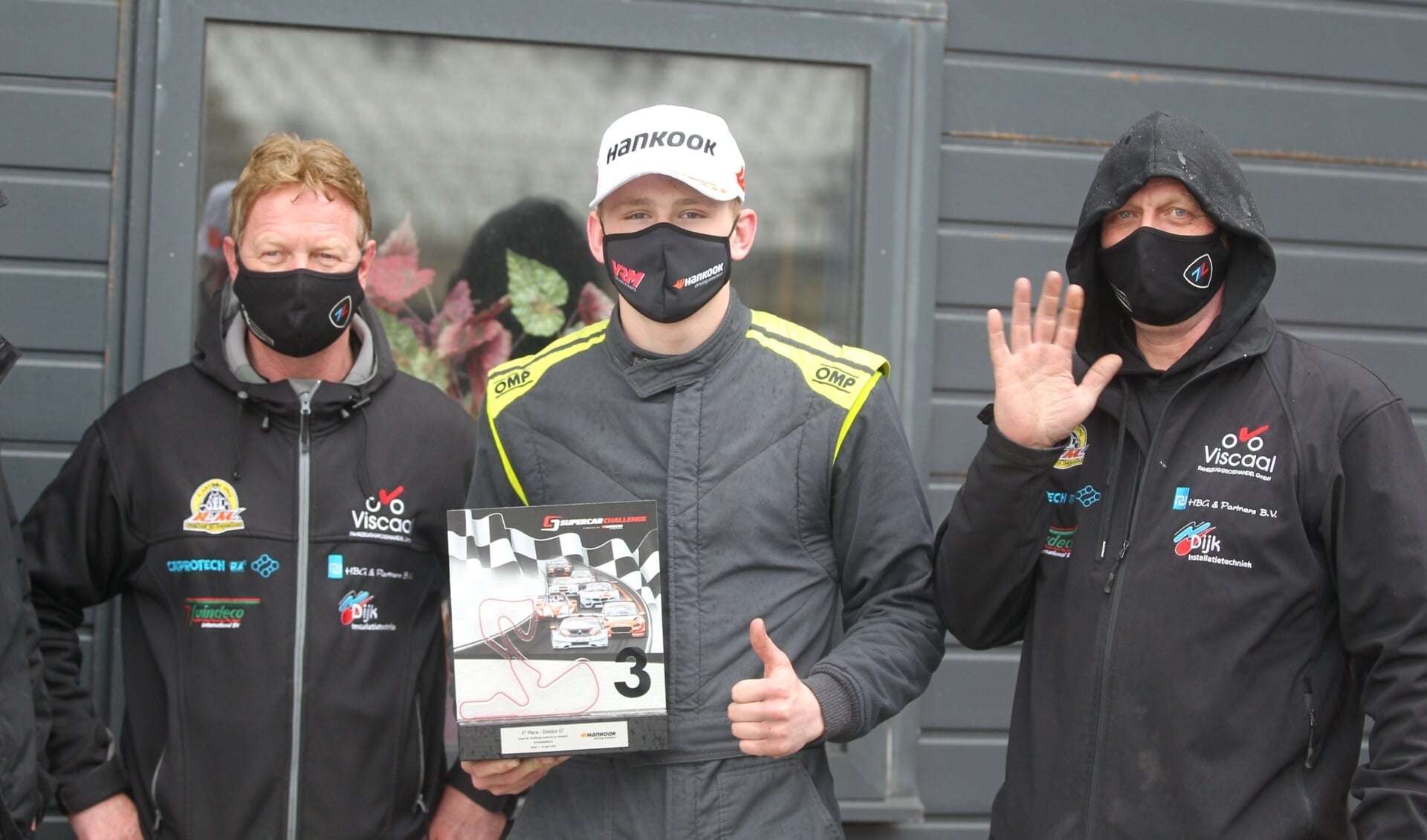 Max Tubben (midden) is blij met de derde plaats. Foto's: Bas Kaligis/RaceXpress.nl.
