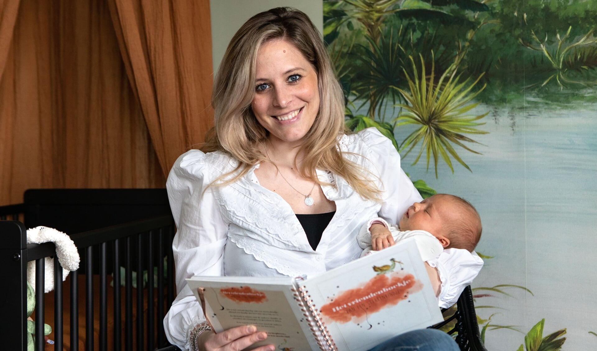 Riëlle Groenewold met het eerste exemplaar van 'Het vriendenboekje van een sterrenkind', waarmee ze hoopt andere ouders steun te kunnen bieden. (foto: Auniek Klijnstra)
