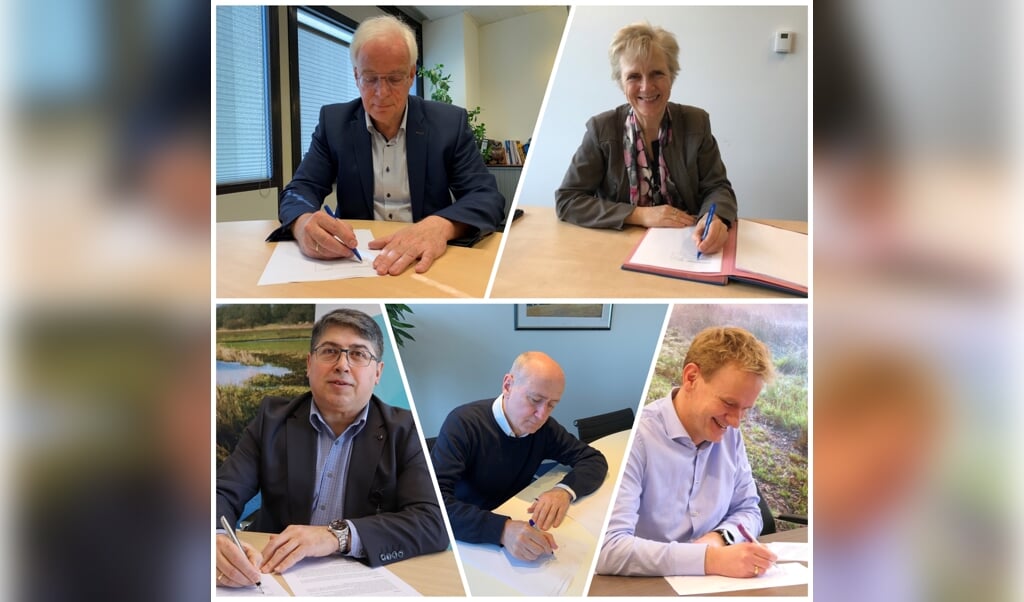 Vertegenwoordigers van de vijf ziekenhuisorganisaties zetten hun handtekening onder de samenwerkingsovereenkomst.