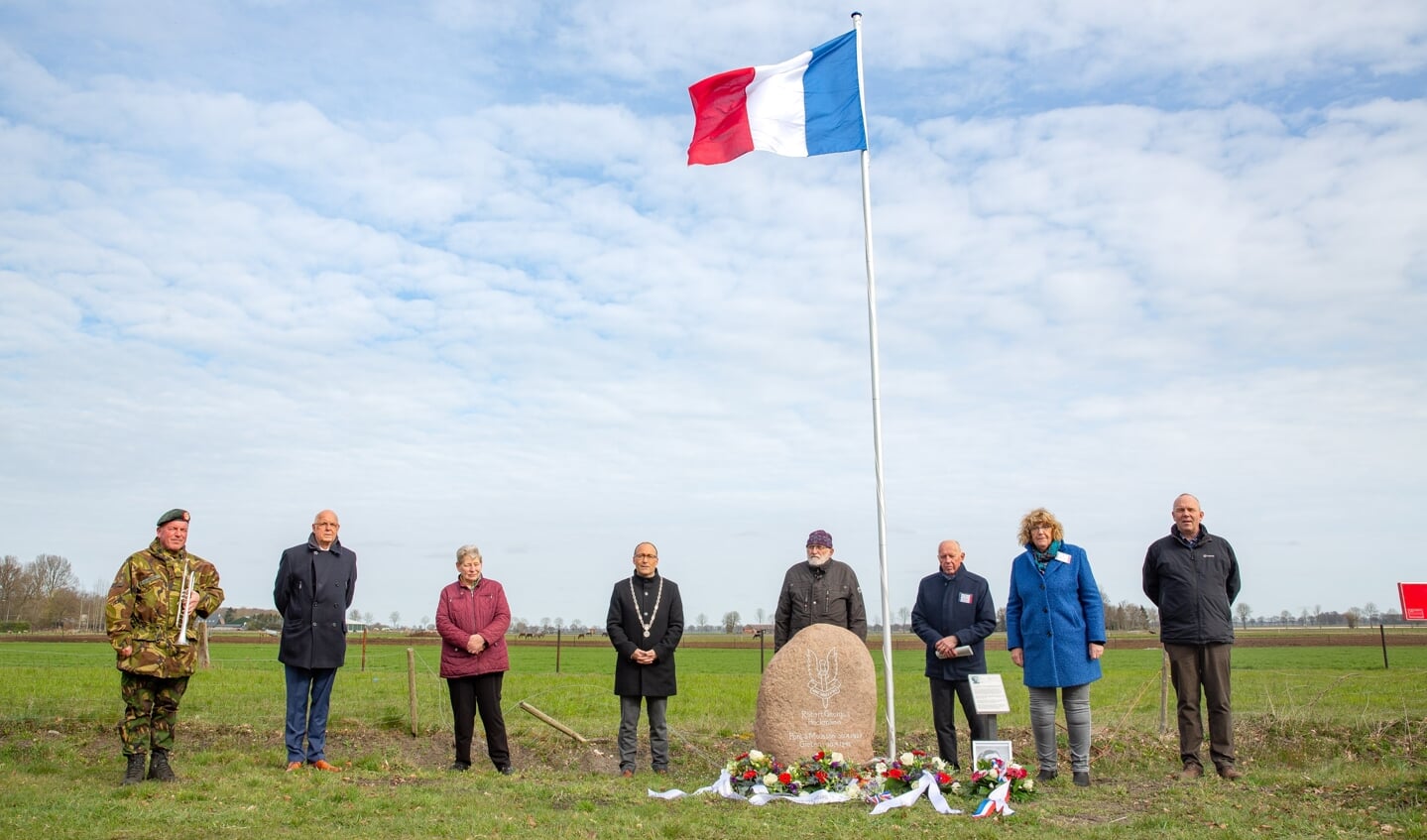 De werkgroep Steen in 't Veen en burgemeester Anno Wietze Hiemstra bij het monument aan de Verlengde Grensweg.