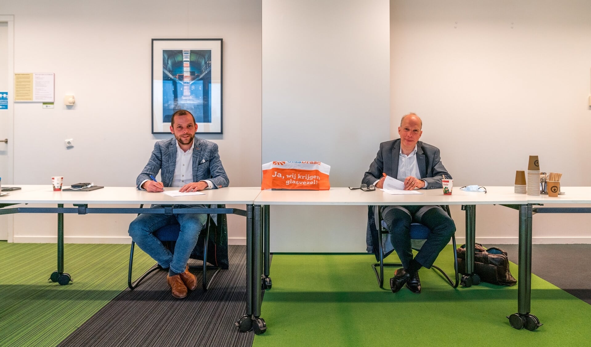 René van der Weide en Pieter van Grunsven ondertekenen de overeenkomst (foto Iris Sijbom).