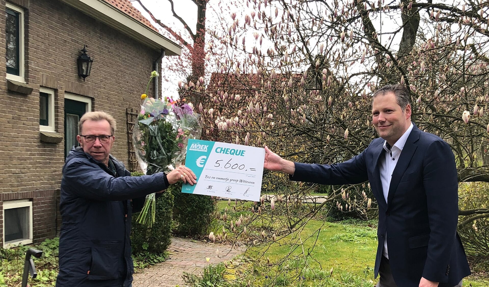 Sipke Wiersma van Bos en Ommetje-groep Witteveen ontvangt de cheque uit handen van Dennis Bouwman (foto Gemeente Midden-Drenthe).