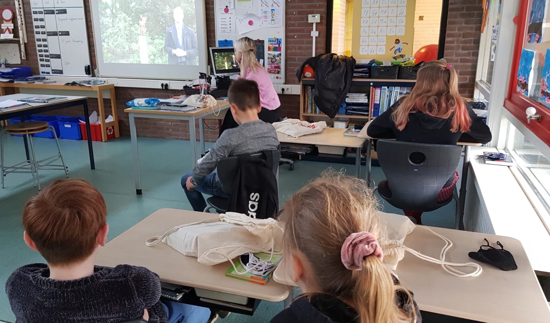 De leerlingen kregen in de klas een educatieve film te zien over 75 vrijheid in Borger-Odoorn. (foto: K&C)