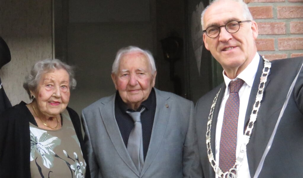 Het echtpaar Bosscha met burgemeester Hoogendoorn van de gemeente Midden-Groningen.