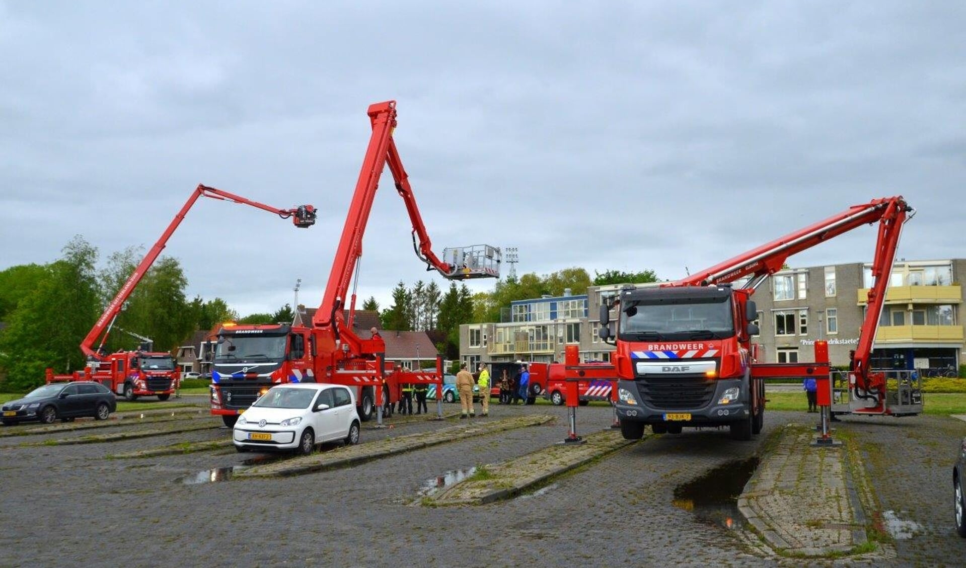 De brandweer test in Veendam diverse hoogwerkers. Foto: 
Dennie Gaasendam/DG-Fotografie.