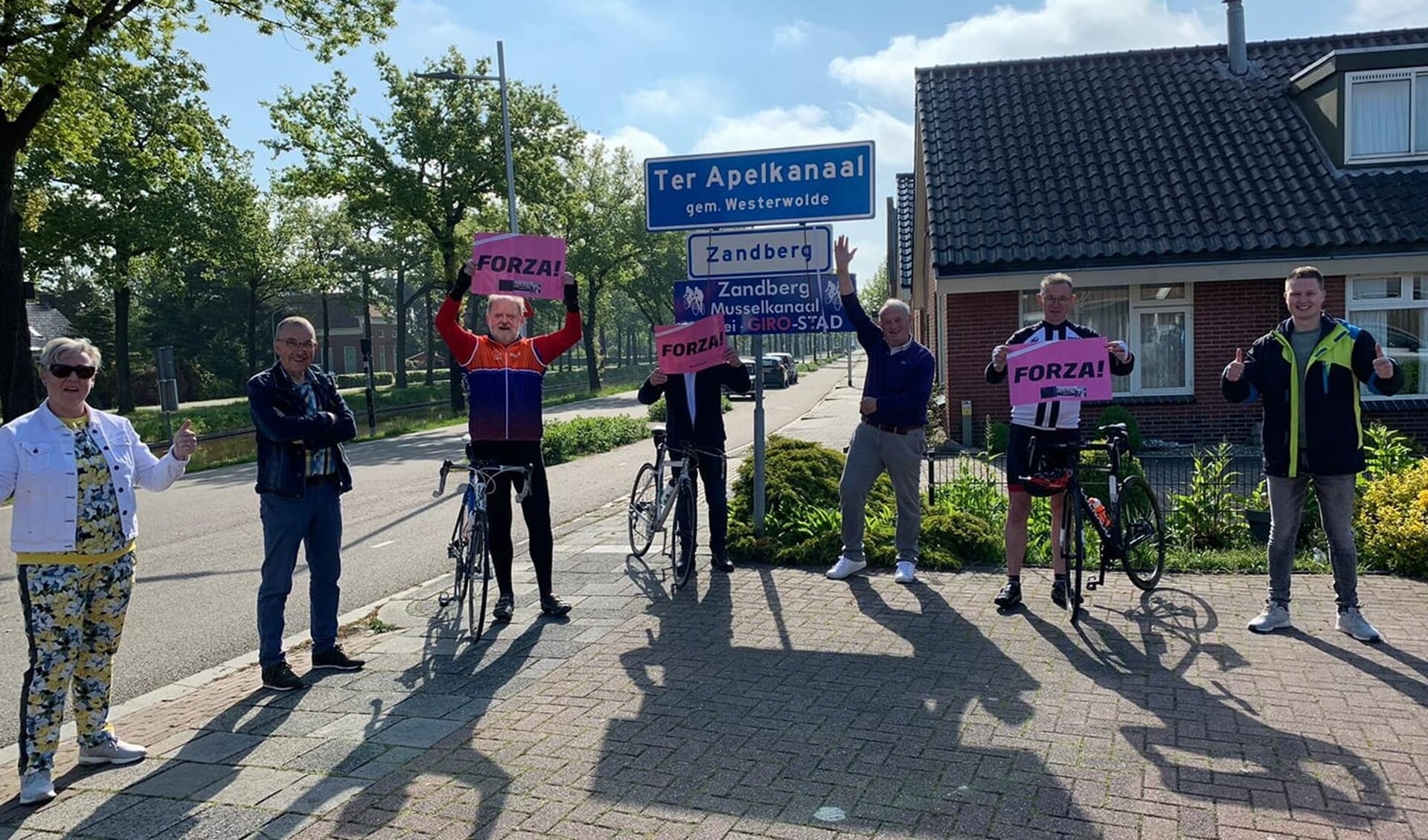 Bij het plaatsnaambord in Zandberg werd het startschot gegeven voor de 10e Giro zonder Grenzen. (foto: Stichting Zandbergia)