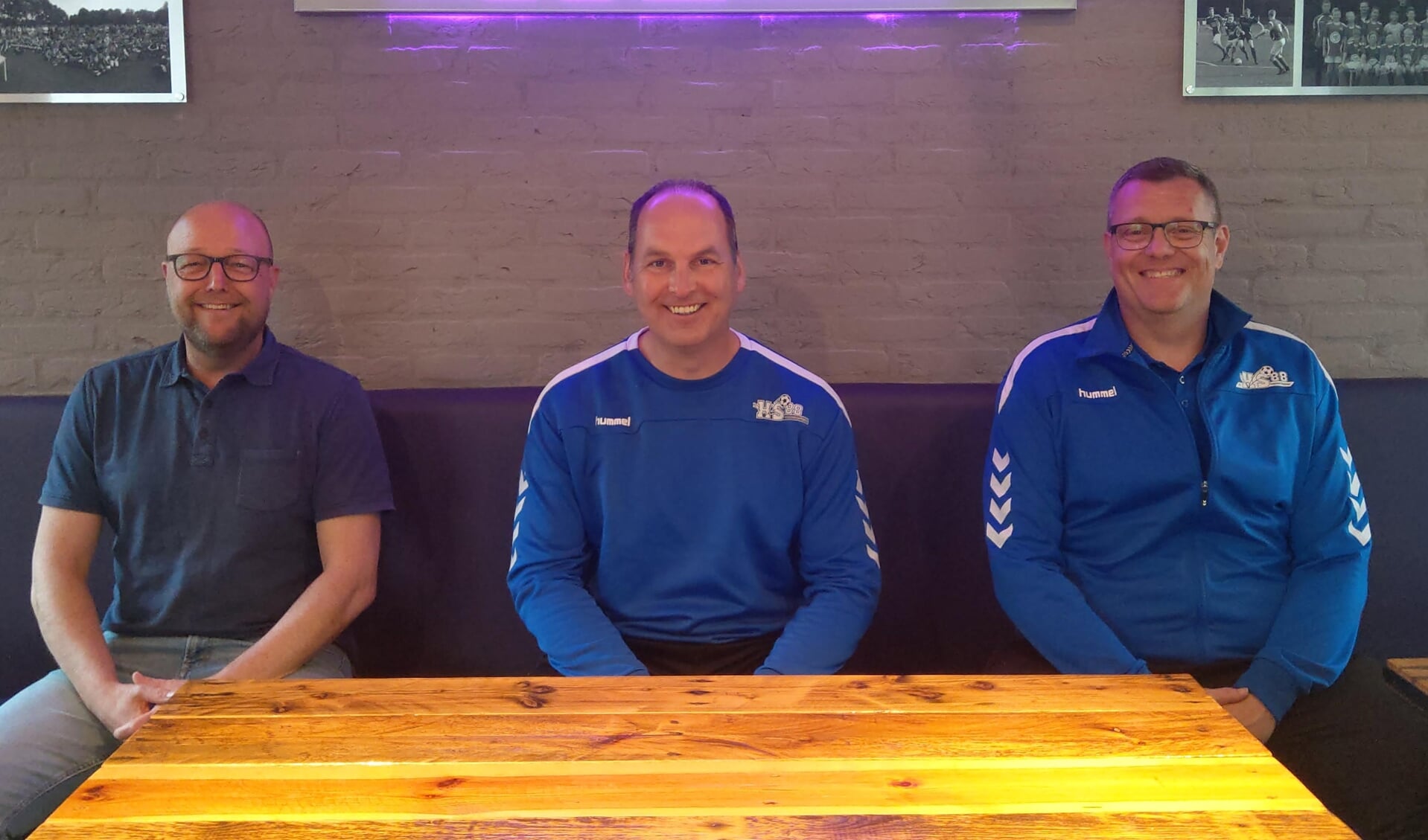Het contract is getekend: van links naar rechts voorzitter Bernd Zinger, trainer Silvan van der Tuuk en coördinator van het vrouwenvoetbal Eddy Norder.