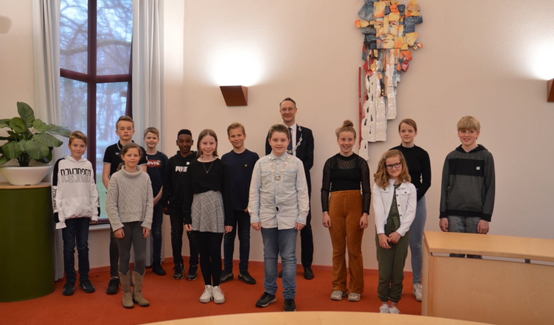 De Kinderraad van Borger-Odoorn met burgemeester Jan Seton. (foto: gemeente Borger-Odoorn)