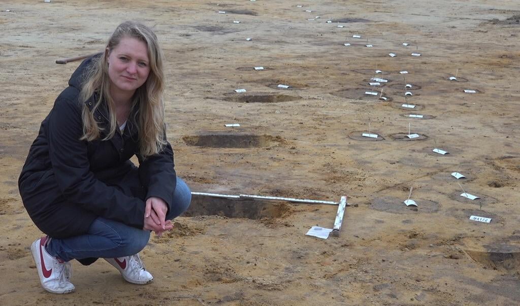 Archeologe Riemke Scharff van het Hunebedcentrum hoopt op bijzondere vondsten die meer kunnen vertellen over het verleden. (foto: Hunebedcentrum)