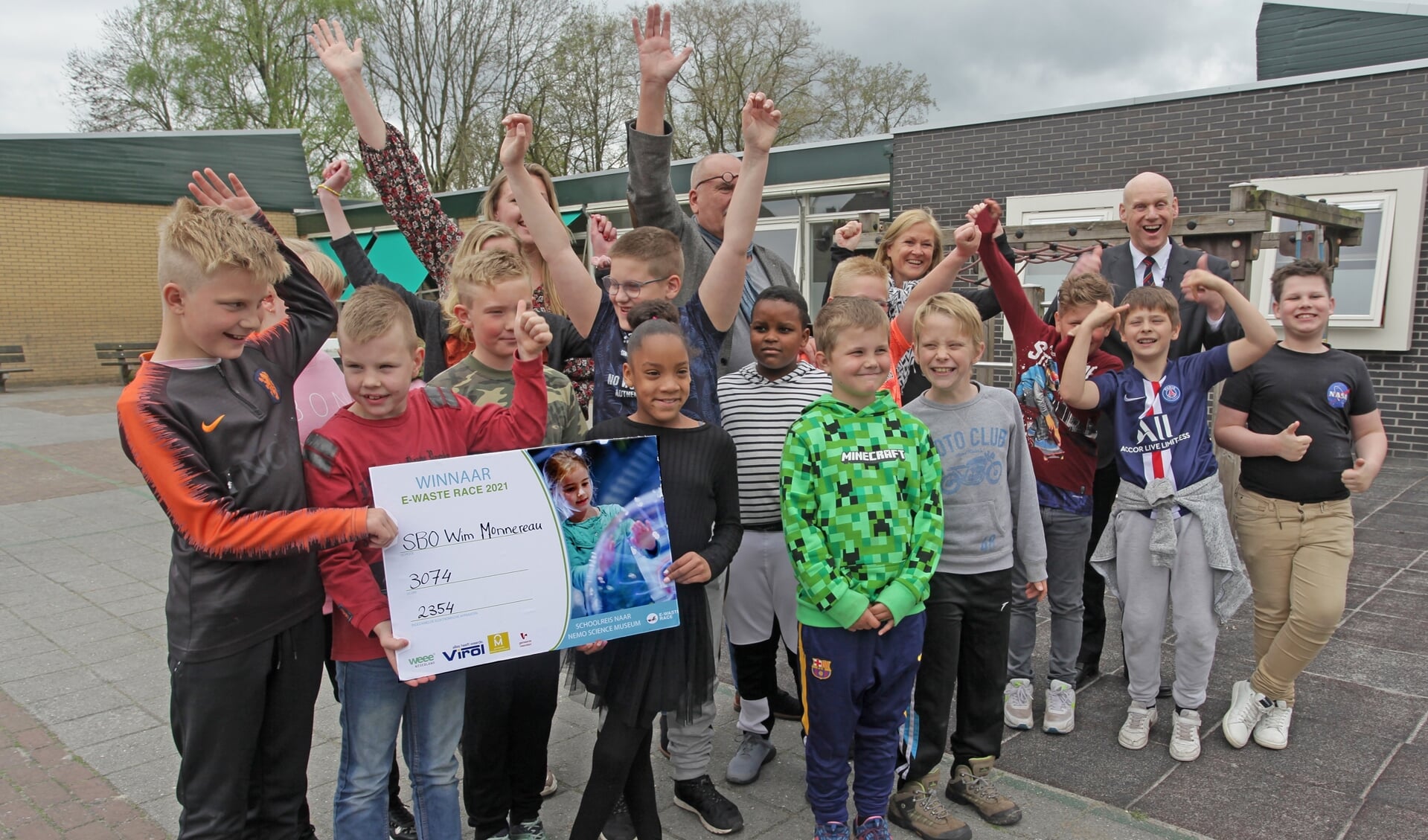 Grote vreugde bij onder anderen de kinderen van de Wim Monnereau-school en wethouder Bert Wierenga. Foto: Bert Woltjes. 
