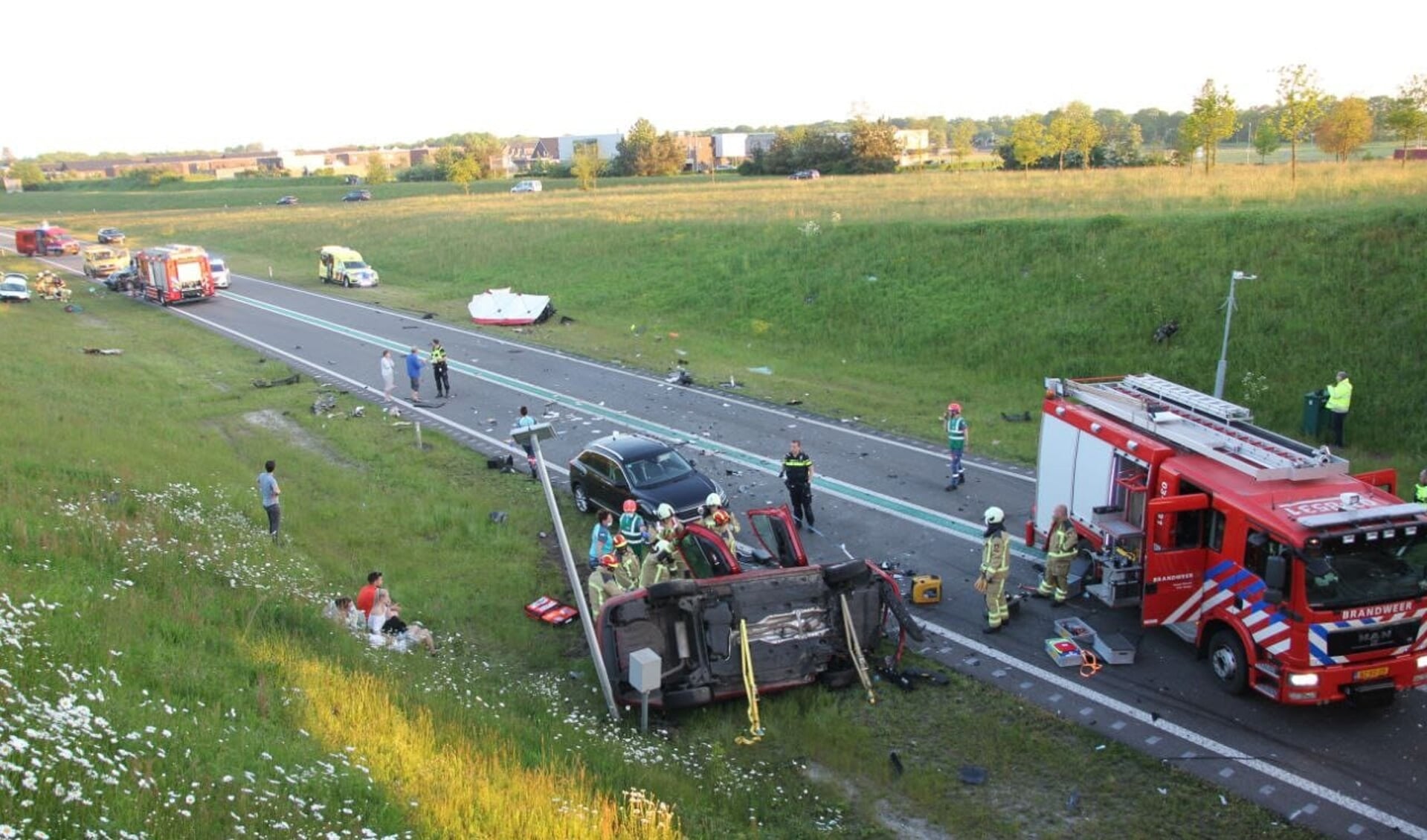 Bij een zwaar ongeval op de N34 bij Borger zijn vanavond meerdere auto's betrokken geraakt. (foto: Van Oost Media)