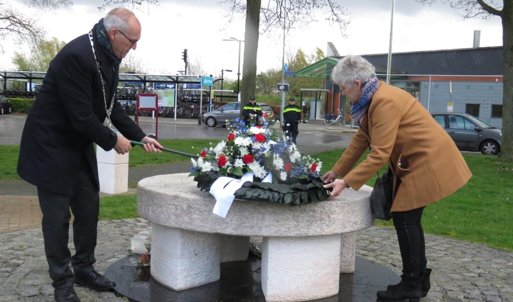 Burgemeester Adriaan Hoogendoorn legt samen met zijn echtgenote een krans bij het Joods monument in Hoogezand.