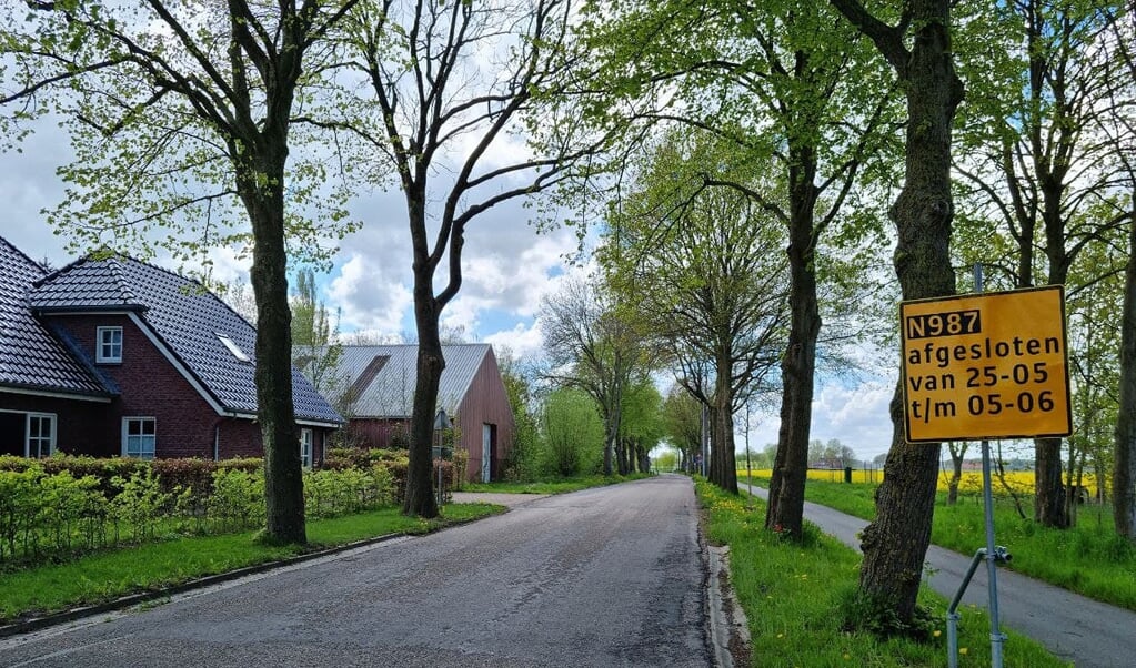 De N987 tussen Siddeburen en Wagenborgen krijgt nieuw asfalt (foto Marc Zijlstra).