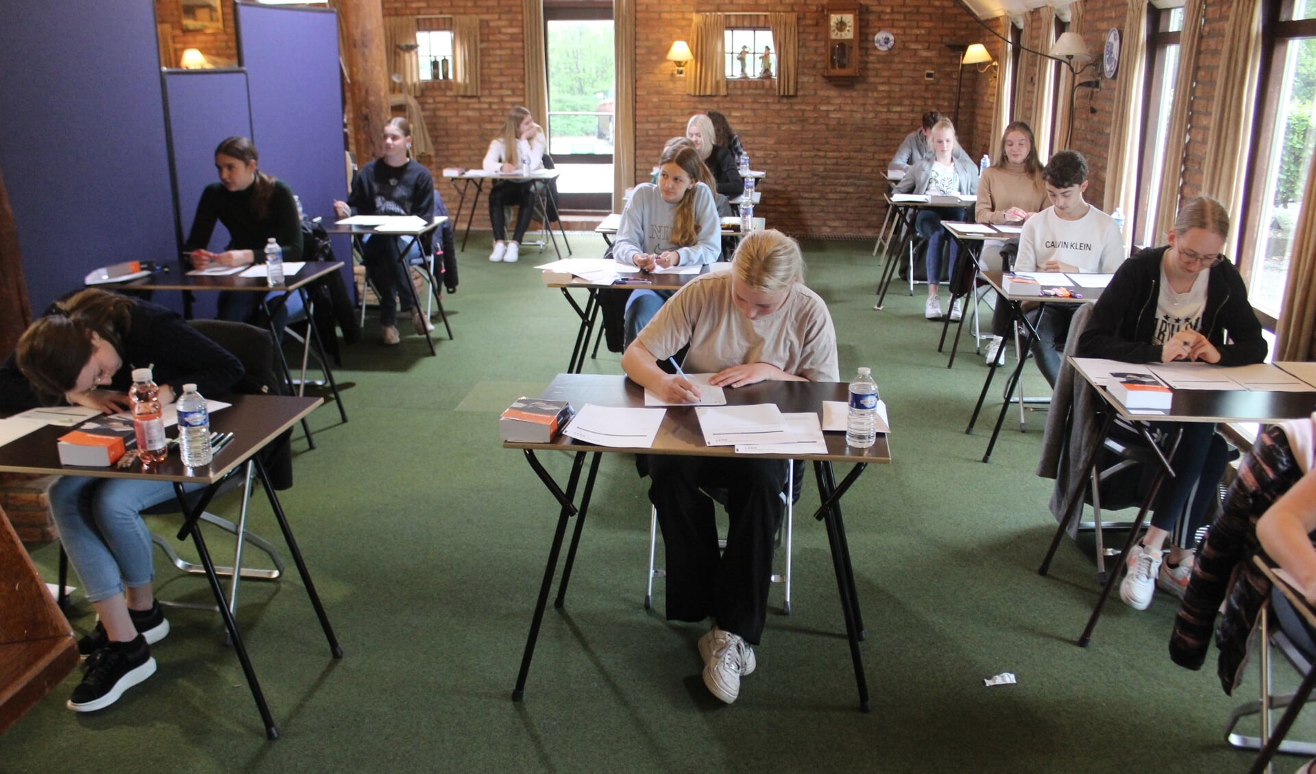 Leerlingen van het Nassaucollege in Gieten buigen zich over het eerste examenvak: Nederlands.