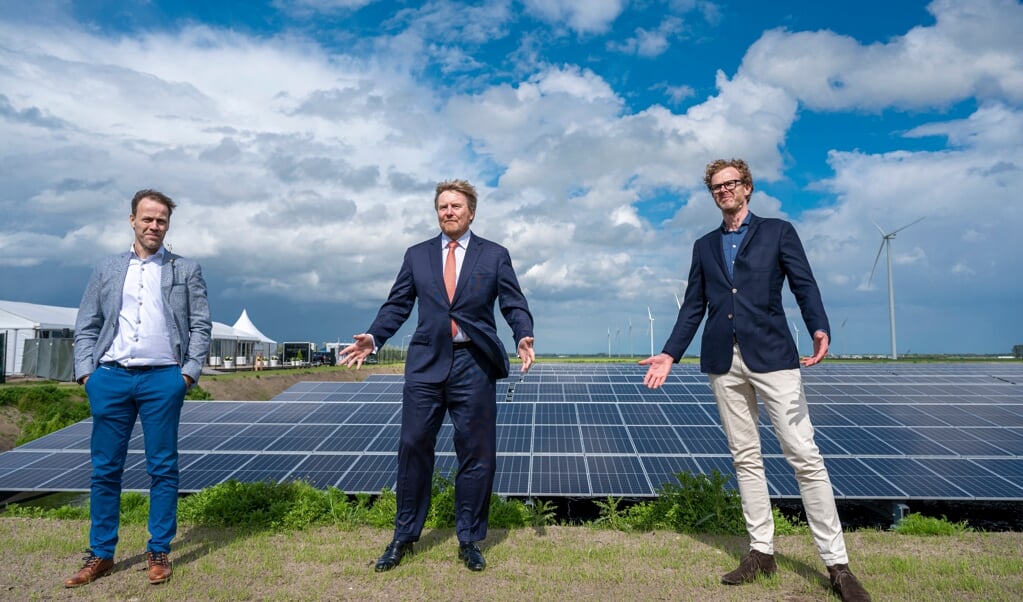 Zijne Majesteit Koning Willem-Alexander opende vrijdagmiddag Zonnepark Hollandia in Nieuw-Buinen. Daarna werd hij rondgeleid door Ben Timmermans van Avitec infra & milieu (links) en Jelmer Pijlman van Solarfields (rechts). 