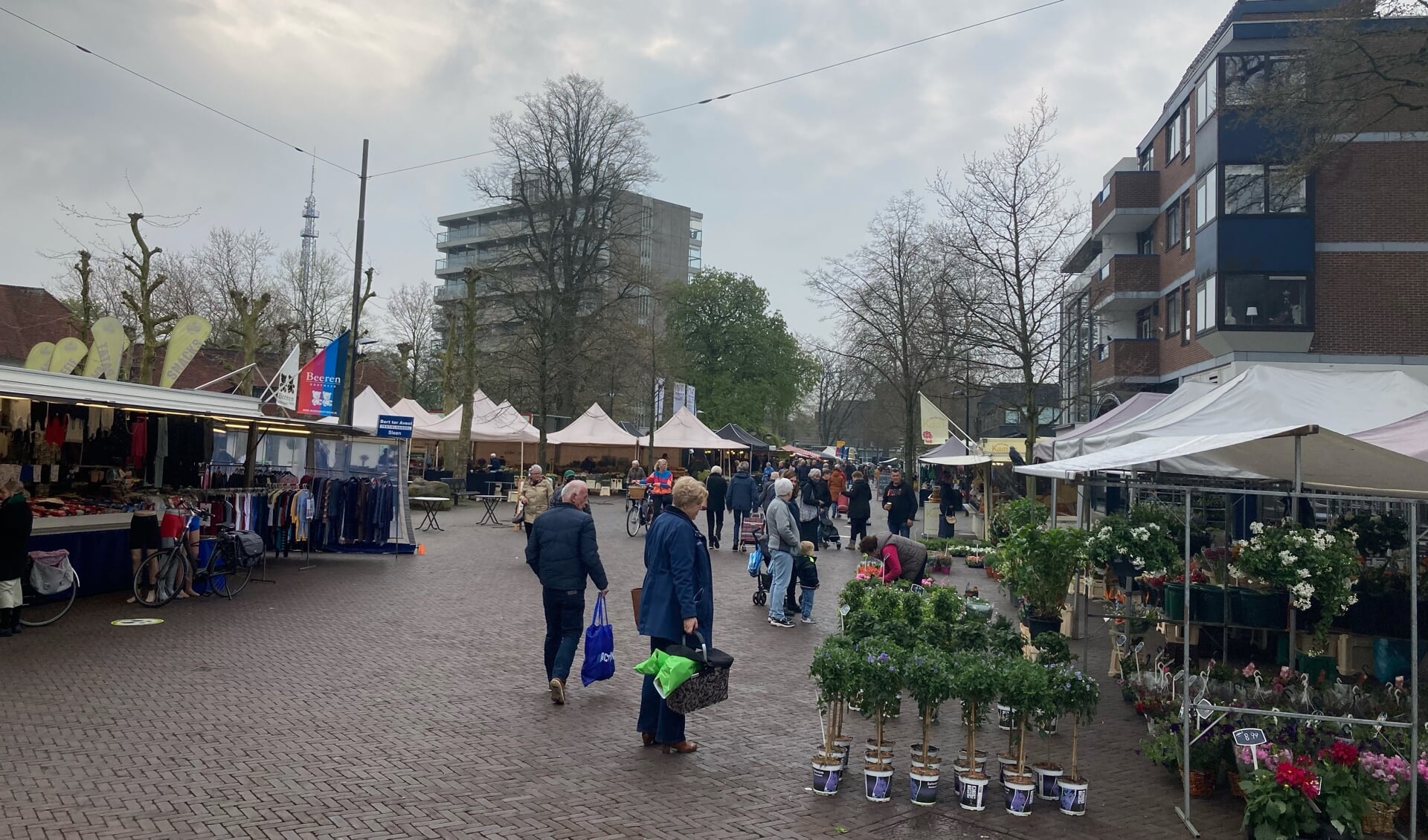 De bezoekers zijn blij dat alle kooplieden weer van de partij zijn op de weekmarkt in Emmen.