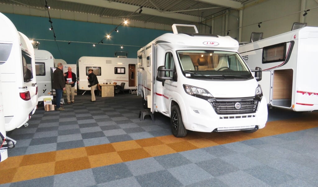 De nieuwe showroom van Strating Caravans met caravans en de nieuwste LMC-campers. (eigen foto) 
