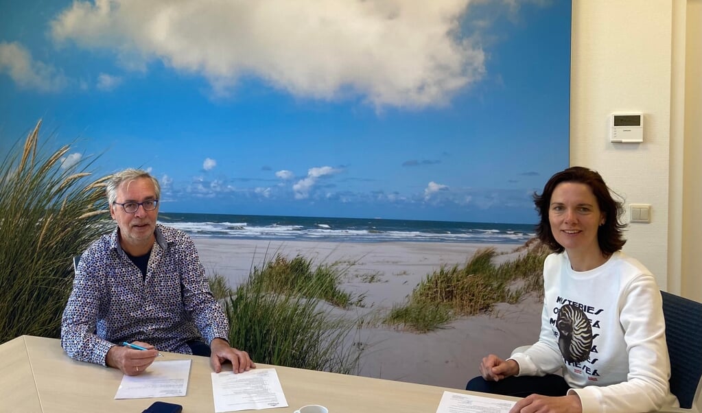 Kees Douma (algemeen coördinator Present) en Brigitte Stoppels (woonconsulent Woongroep Marenland) hebben de samenwerking op papier vastgelegd.