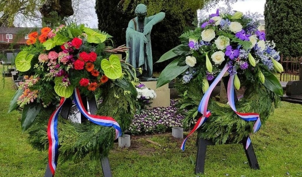 Kransen bij het monument op het graf van Stoffer Holtjer op de begraafplaats in Eelde. (foto Van Oost Media)