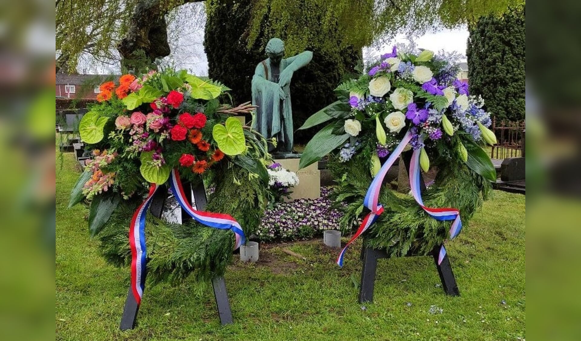 Kransen bij het monument op het graf van Stoffer Holtjer op de begraafplaats in Eelde. (foto Van Oost Media)