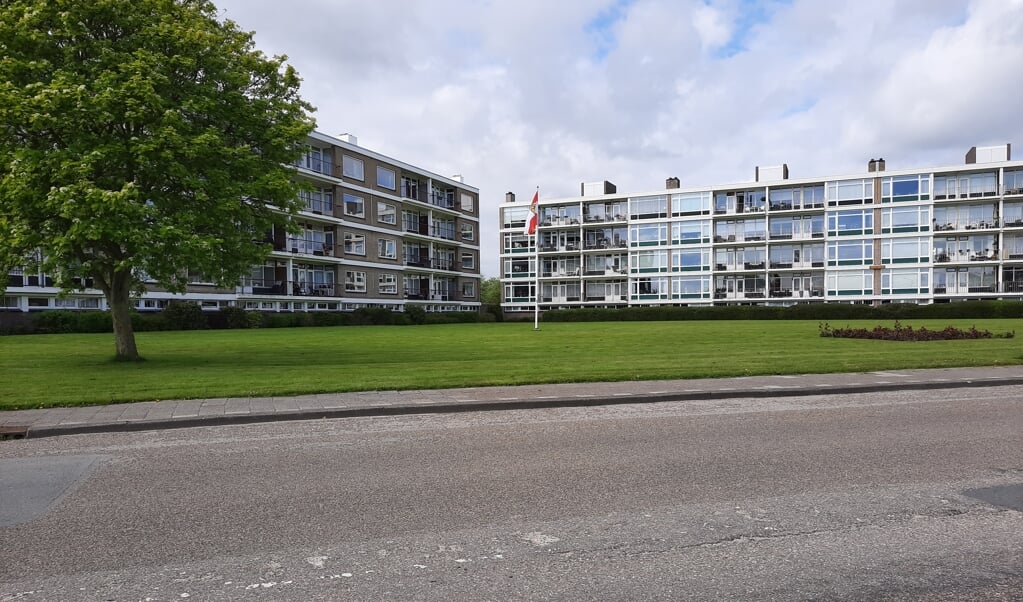 De Pinksterfeestenvlag wappert bij de flats aan de Kustweg (foto Kor Bonthuis).