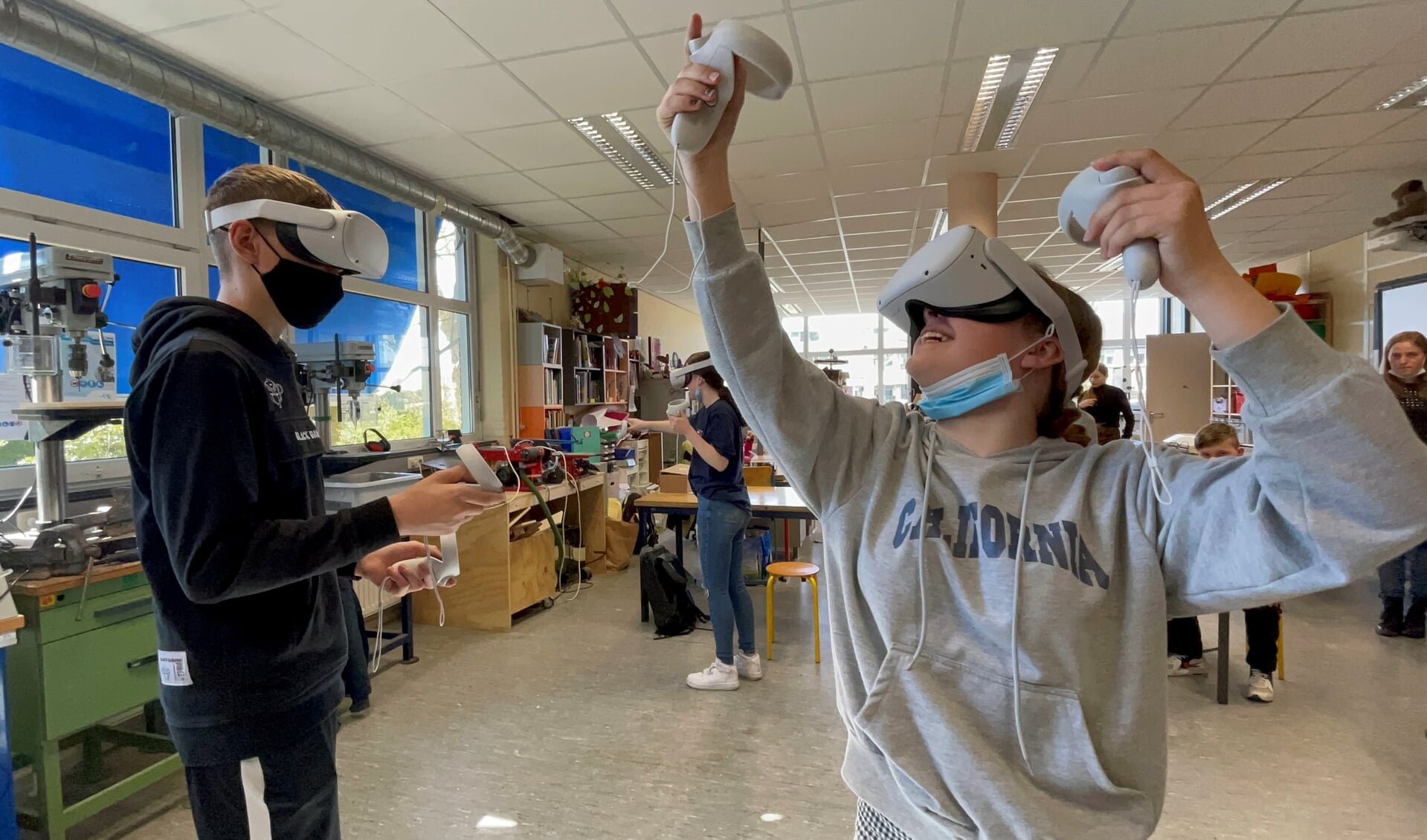 Leerlingen van Het Hogeland College op bezoek bij een bedrijf, maar wel met hulp van een VR-bril.