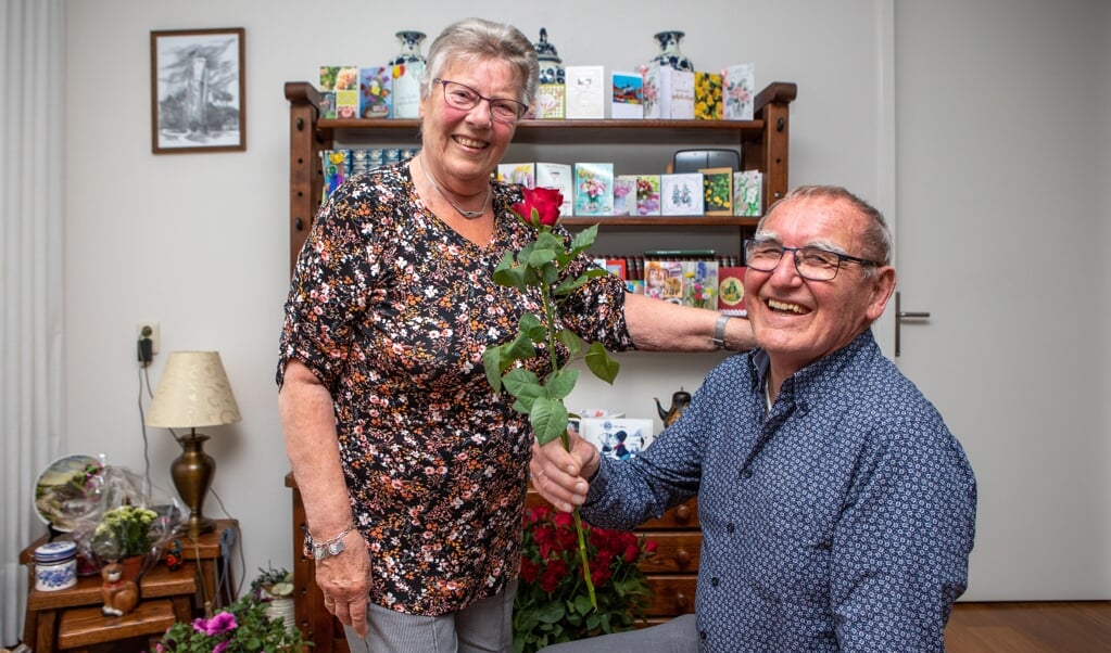 Derk en Jantje Udema genieten na 60 jaar huwelijk nog steeds volop samen van het leven. (foto: Auniek Klijnstra)