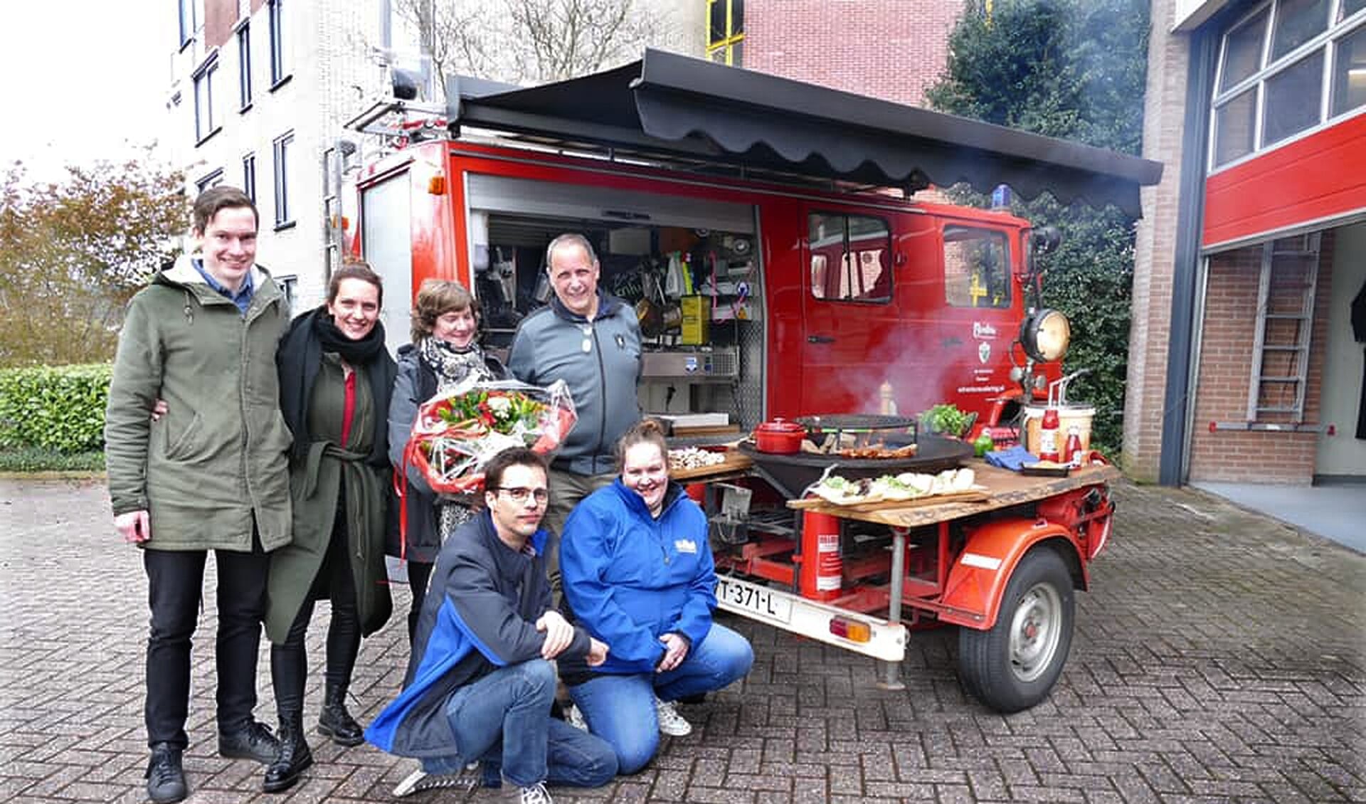 Wim Slendebroek met zijn familie bij de foodtruck (foto Brandweer Beilen). 