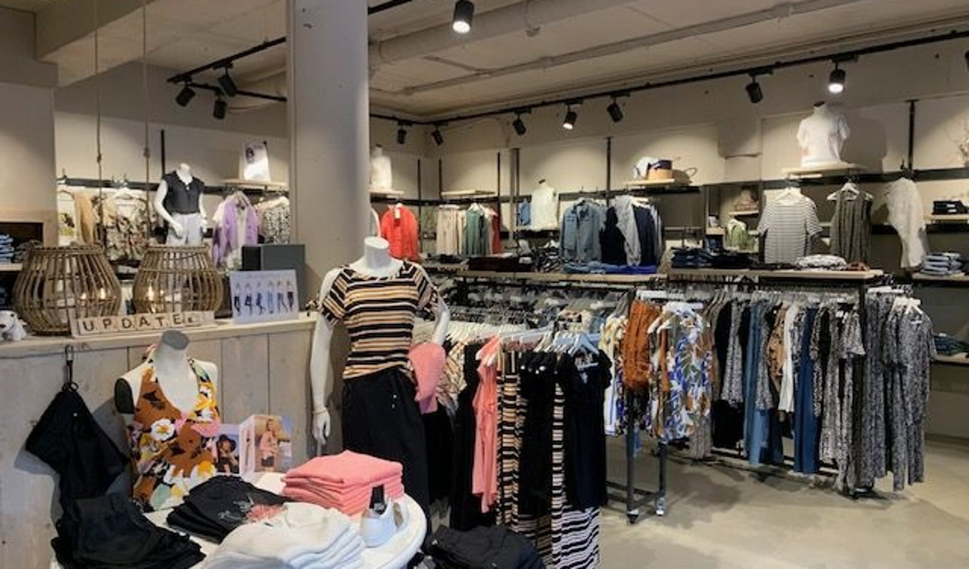 Update Womenswear aan de Meint Veningastraat in Hoogezand viert het 10-jarig bestaan.
