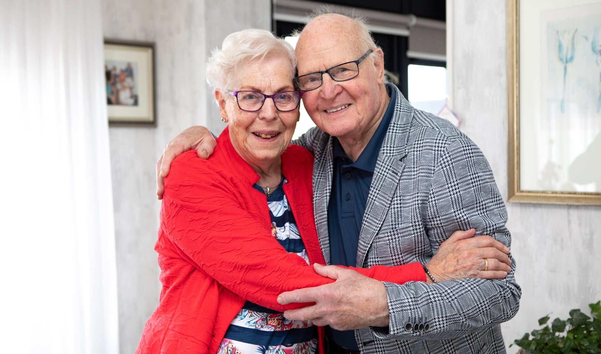 Aafke en Ton Scheerhoorn zijn dankbaar dat ze hun 60-jarig huwelijk mogen vieren. (foto: Auniek Klijnstra)
