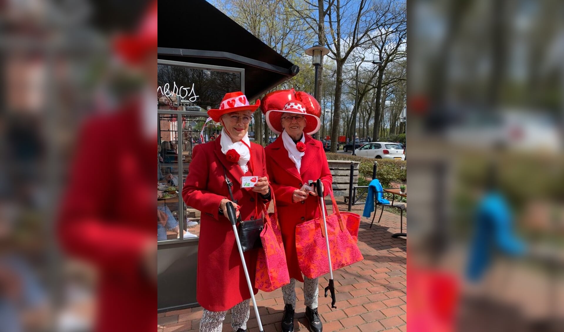 Twee in het rood uitgedoste dames zorgden vrijdag en zaterdag voor gezelligheid in het centrum van Zuidlaren.