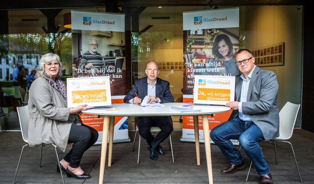 Wethouders Brongers van Stadskanaal (links) en wethouder Huizing van Westerwolde (rechts) ondertekenen het convenant GlasDraad. (foto: GlasDraad/Huisman Media)