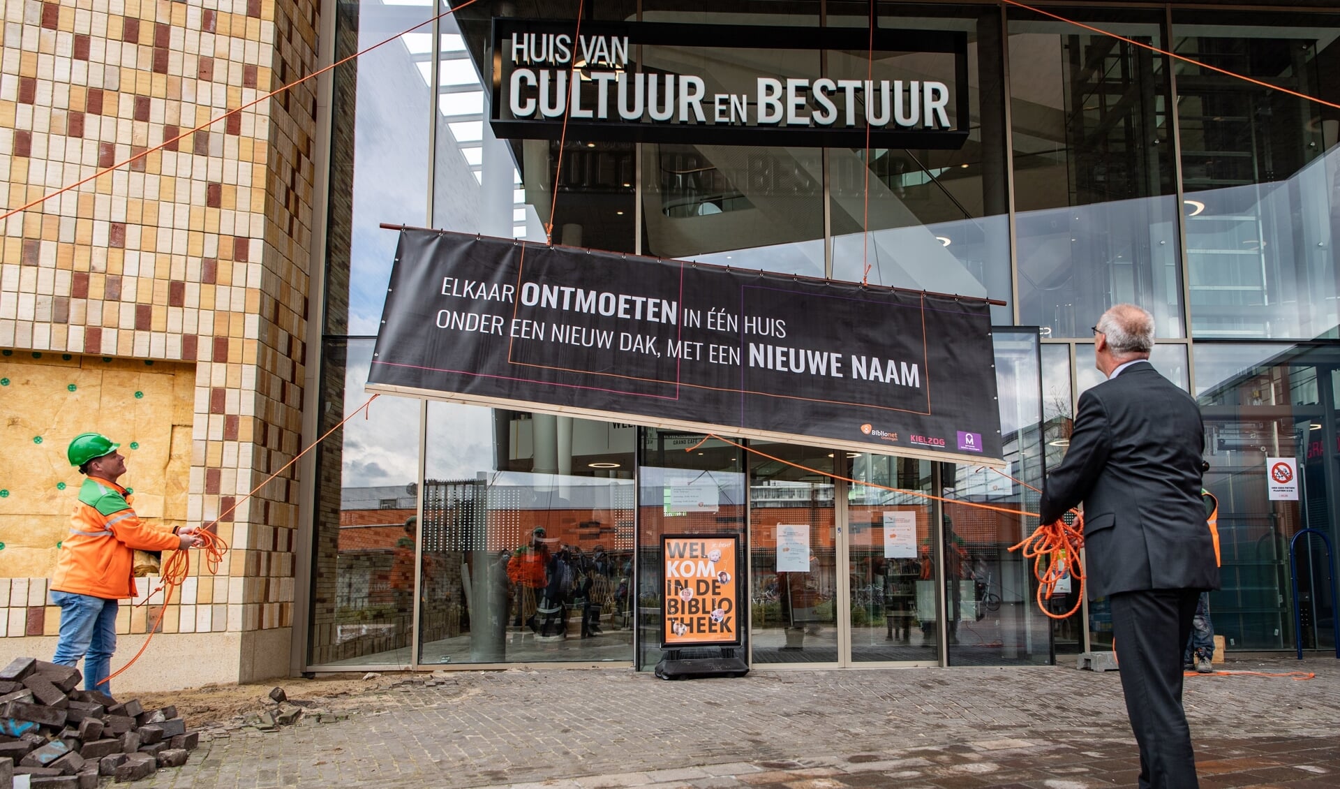 Burgemeester Adriaan Hoogendoorn onthulde onlangs de nieuwe naam van het Huis van Cultuur en Bestuur. Foto: Dennis Venema.