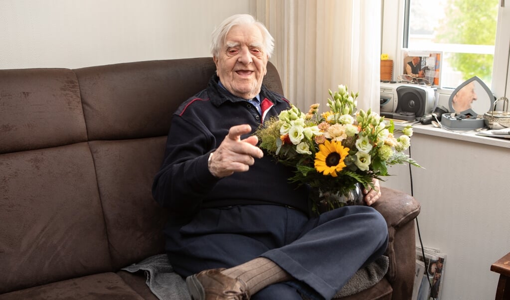 Albert Moek uit Borger heeft voor zijn 100e verjaardag veel bloemen ontvangen. (foto: Auniek Klijnstra) 
