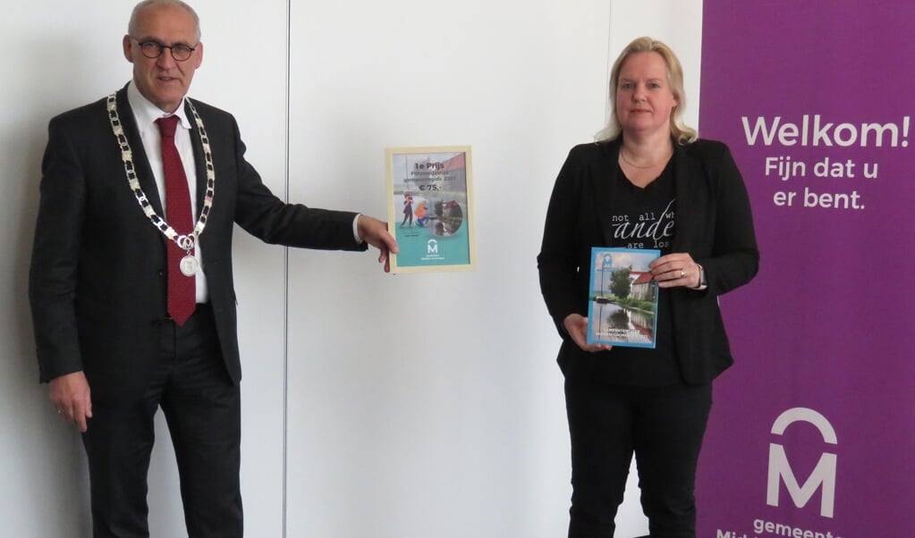 Burgemeester Hoogendoorn feliciteert Anje Palland met haar eerste prijs.