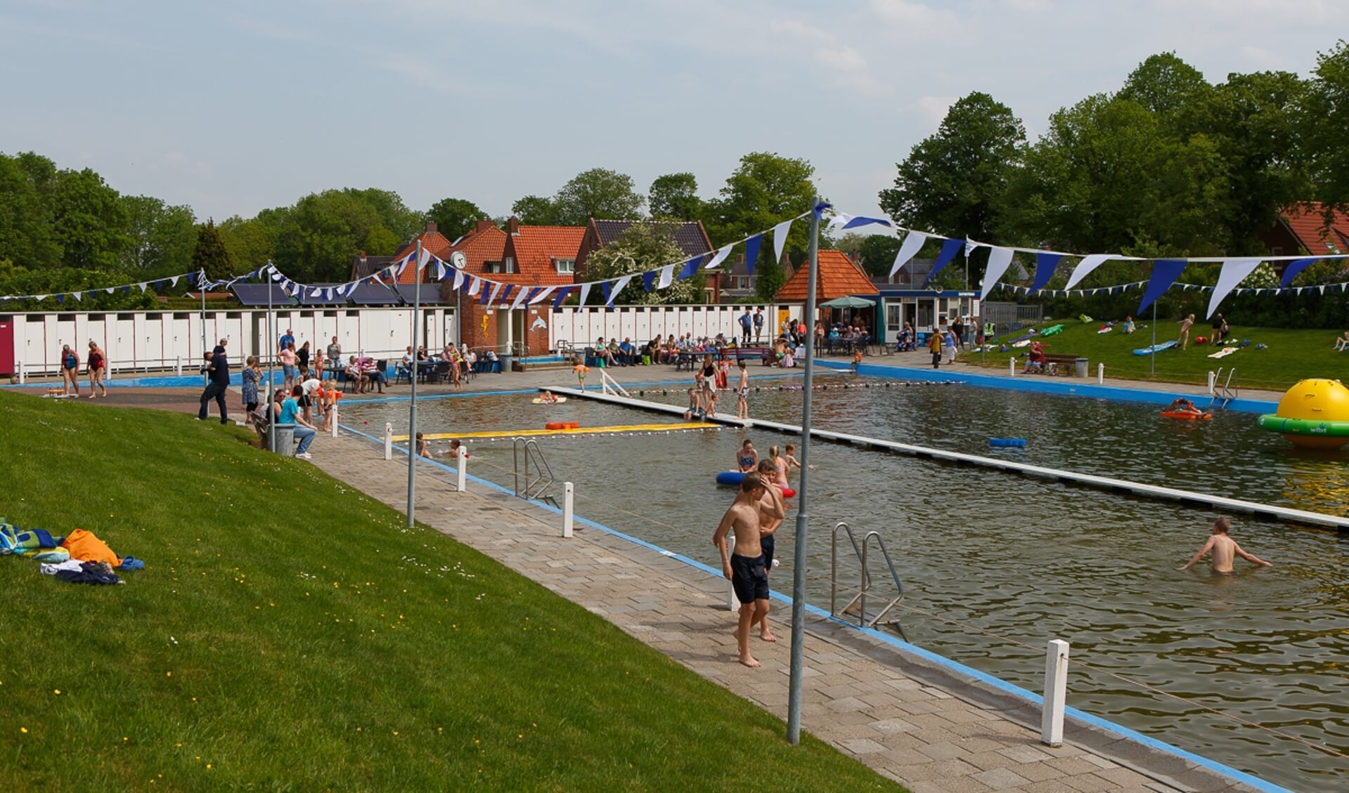 De zwemliefhebbers kunnen vanaf zaterdag weer in Loppersum terecht.