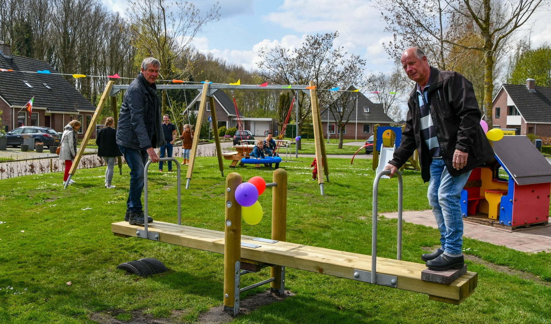De speeltuin aan Vonderpad in Gieterveen werd zaterdag officieel geopend. 