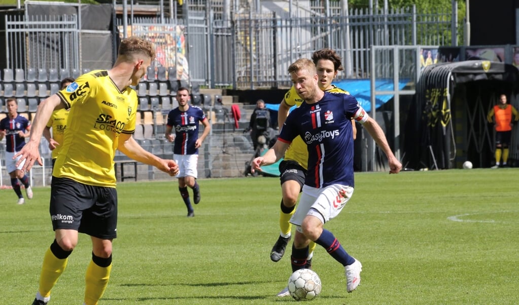 FC Emmen aanvoerder Michael de Leeuw zoekt de weg richting het doel (foto Gerrit Rijkens).