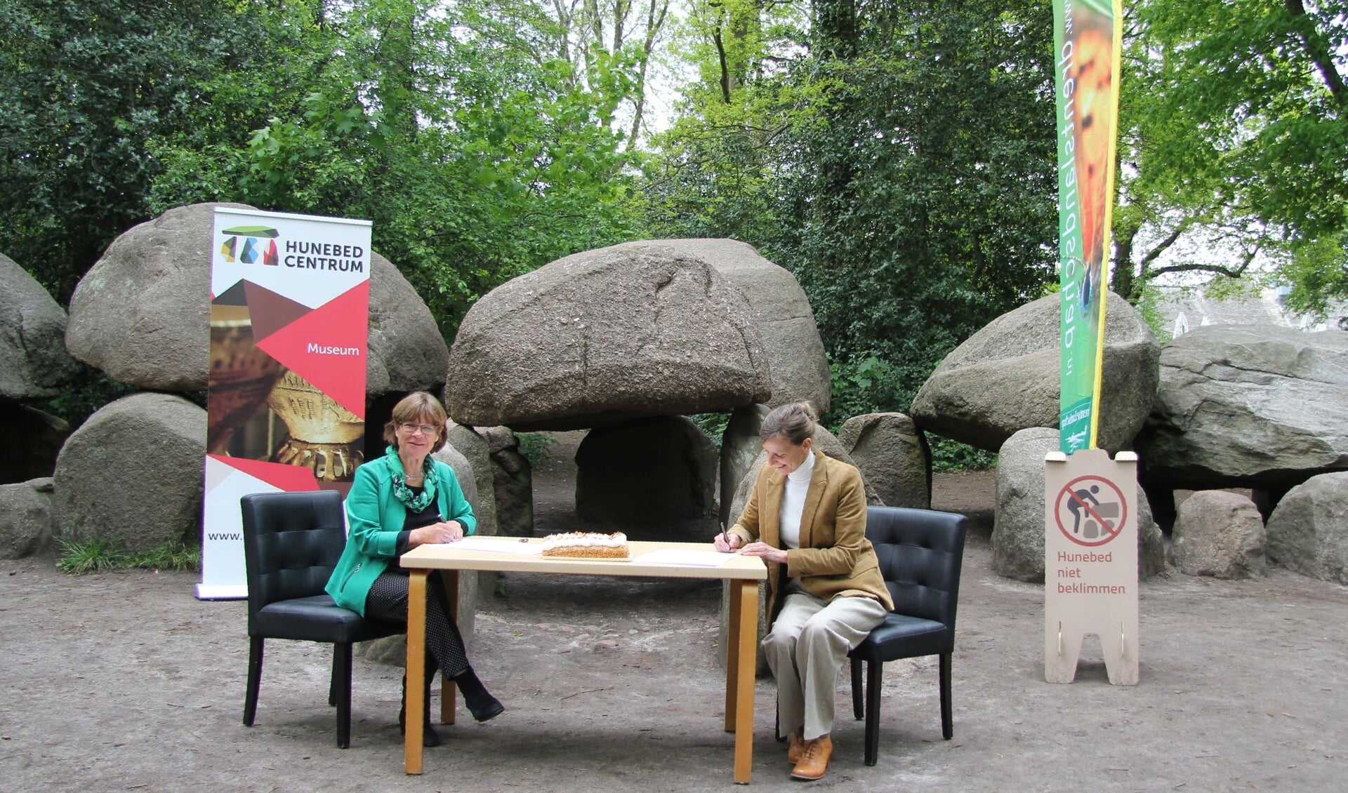 Tryntsje Slagman en Sonja van der Meer ondertekenen het convenant. (foto Stichting Het Drentse Landschap/Paulien Zomer)