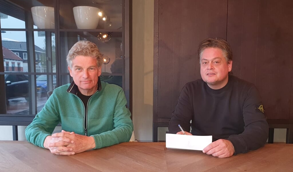 Directeur Pascal Oosterhof van Pine Design Wonen ondertekent het sponsorcontract. Links Koos Galdermans van HSC.