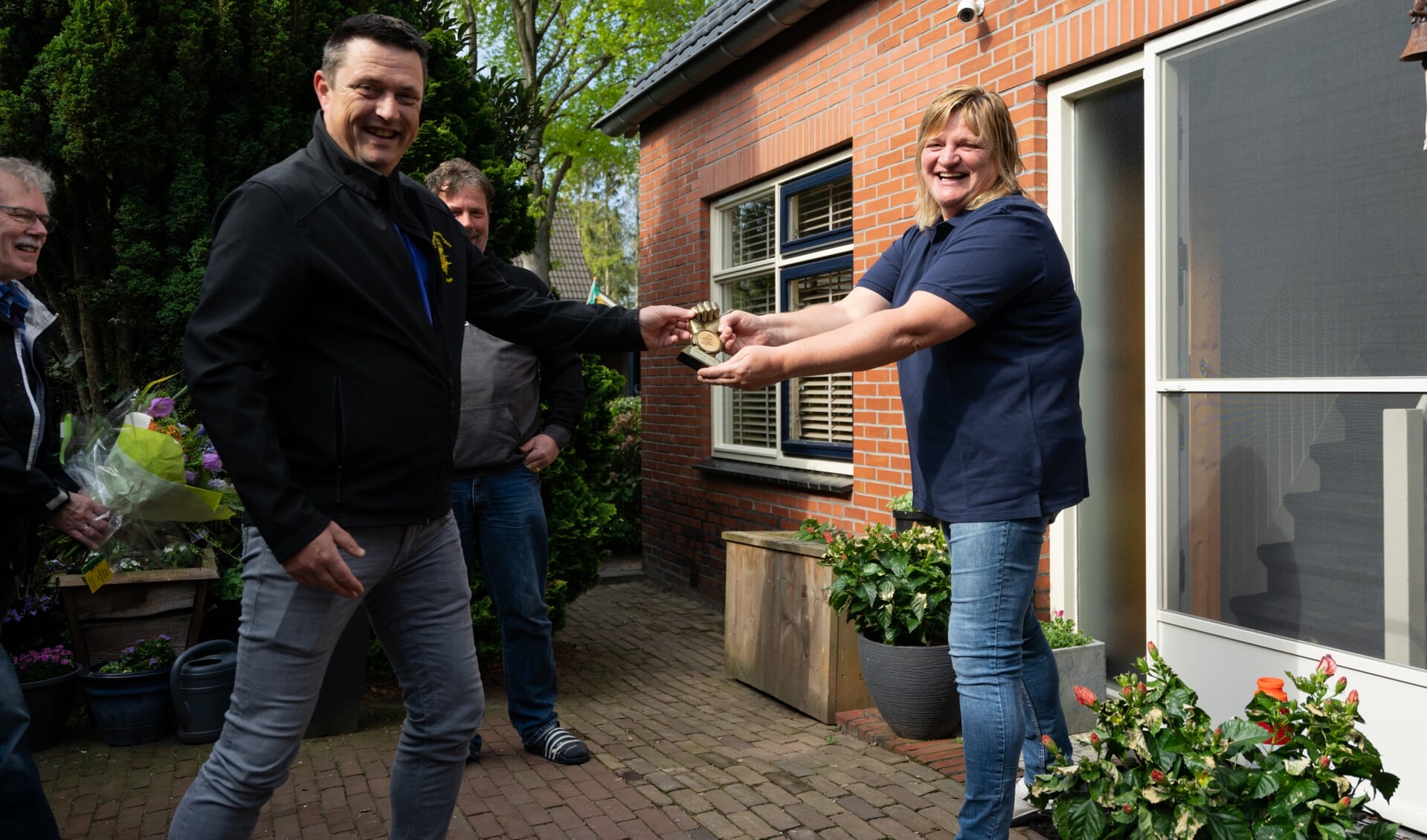 Evalien Kors ontvangt haar prijs uit handen van voorzitter Ype Tol van Commissie Dorpsbelangen Annen. (foto Liam Kuiper/LK Media)